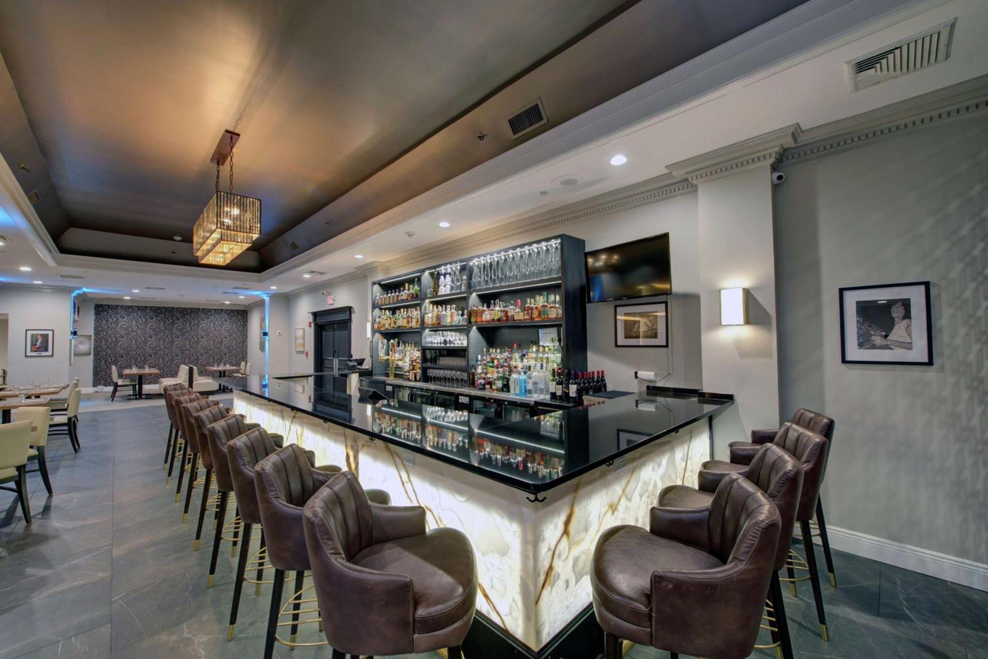 The Roslyn, Tapestry Collection By Hilton Hotel Exterior photo